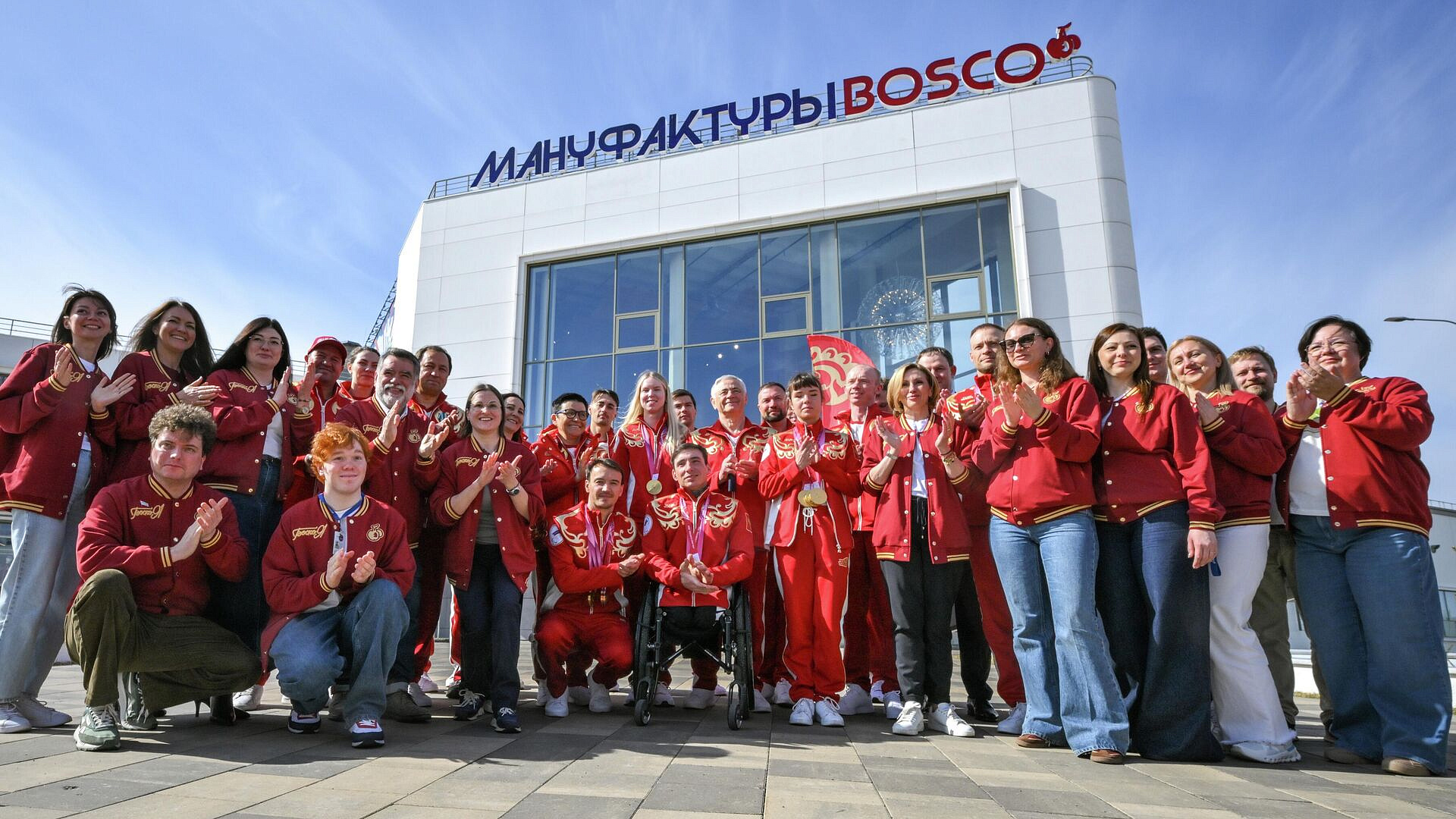 Паралимпийцы посетили фабрику, где создавалась их форма для Игр в Милане