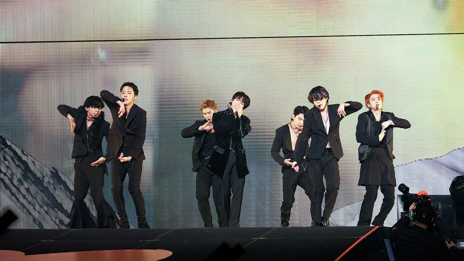 BTS могли бы приехать в Россию с концертом, считает продюсер