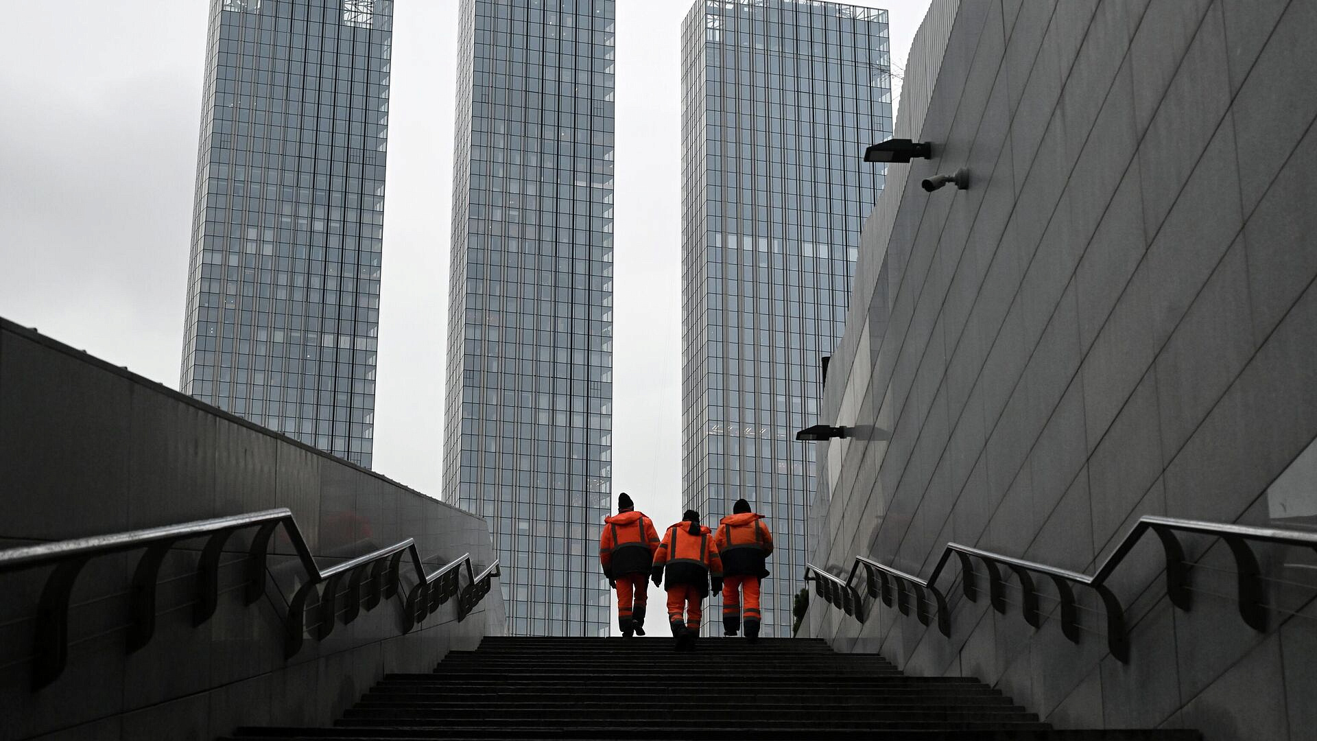 ����� 700 ����� ����������� ������� � ������ �� ����������� ����