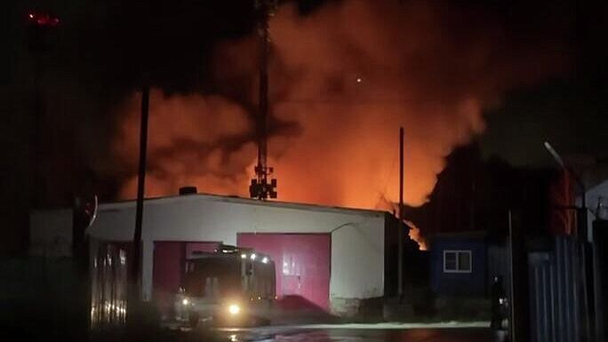 Под Екатеринбургом полностью потушили пожар в производственном здании