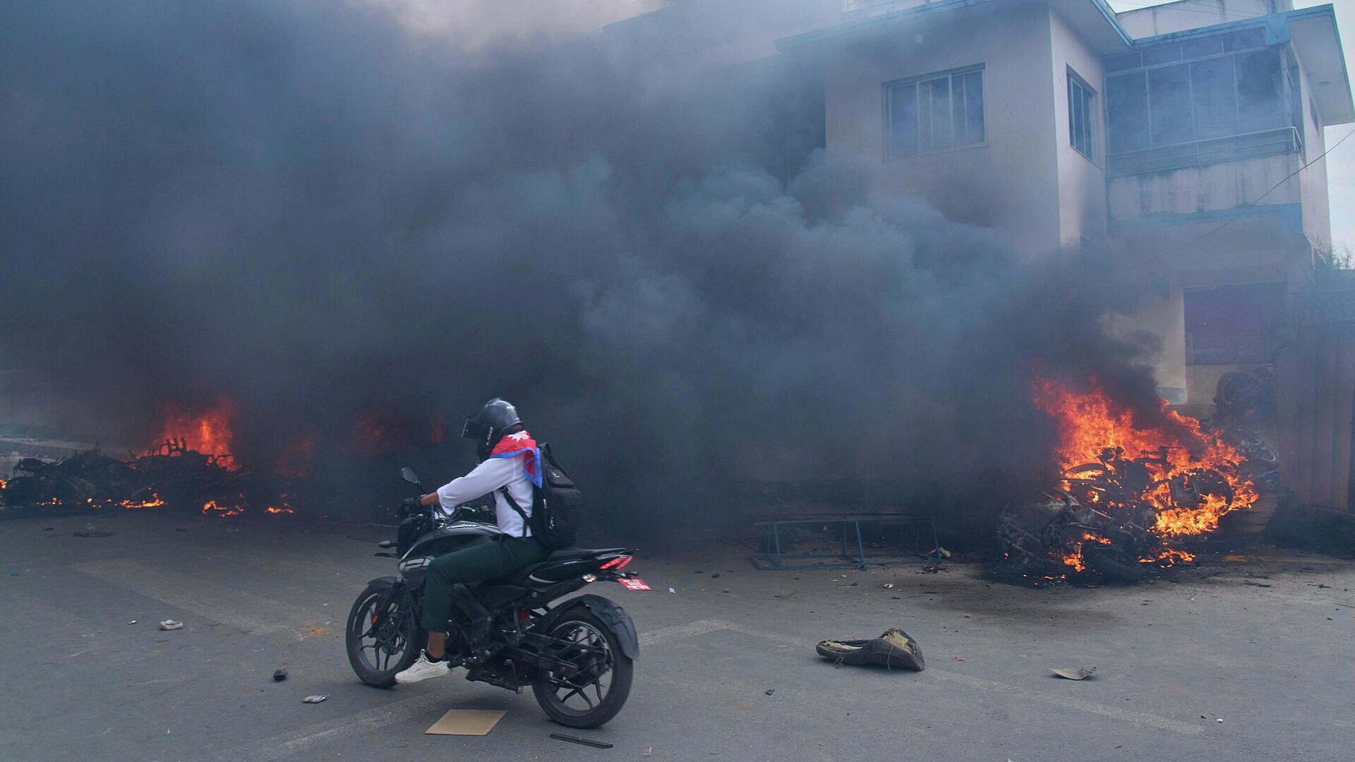 В Непале подожгли здание компании, чьи вертолеты использовали для эвакуации