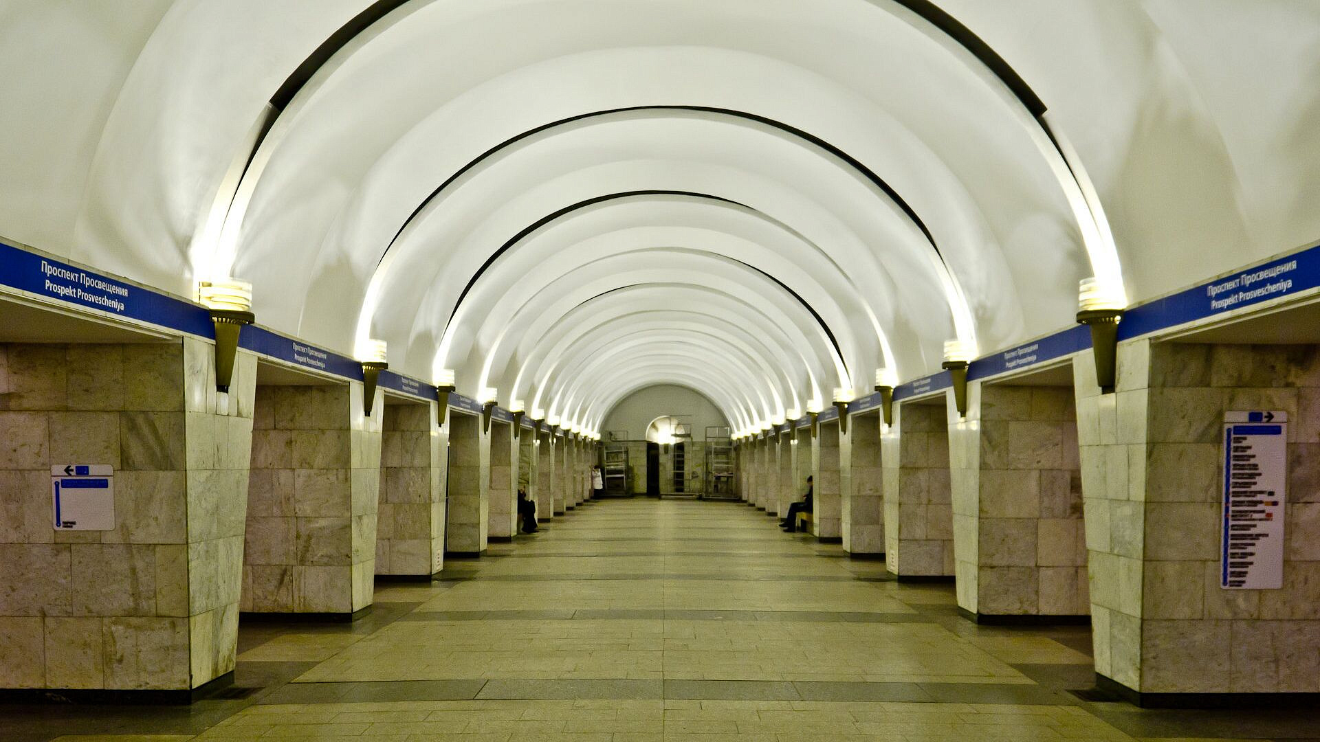 В Петербурге останавливали движение поездов метро из-за неисправности