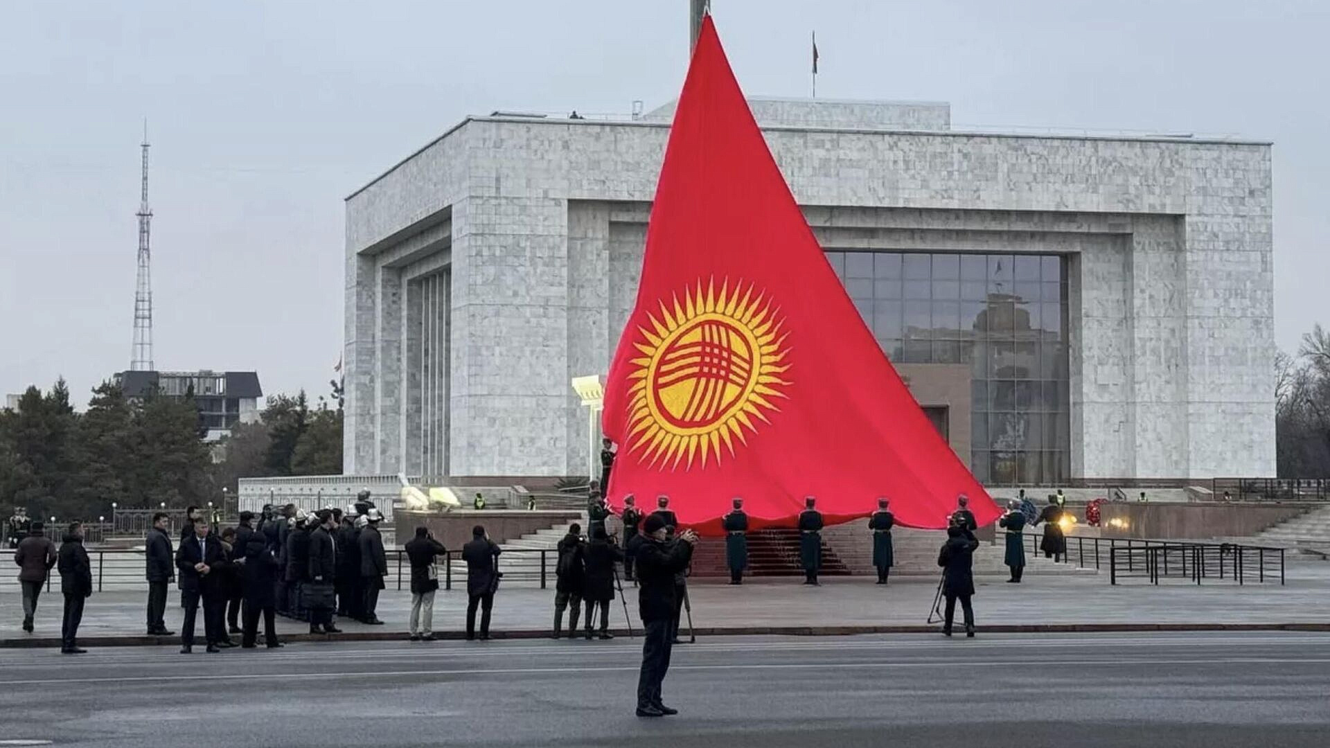 Лидер Киргизии помиловал экс-главу аппарата бывшего президента