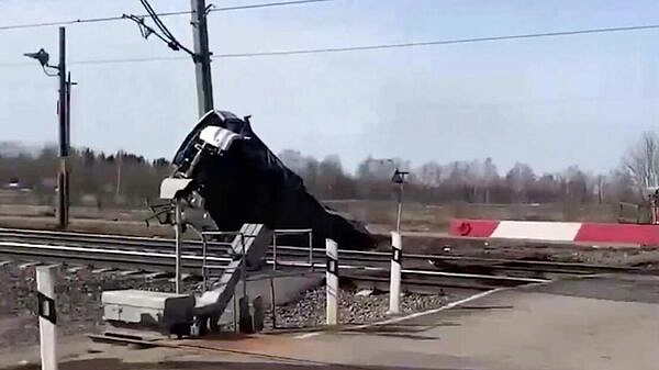 Пассажиры и сотрудники поезда не пострадали в ДТП в Ярославской области