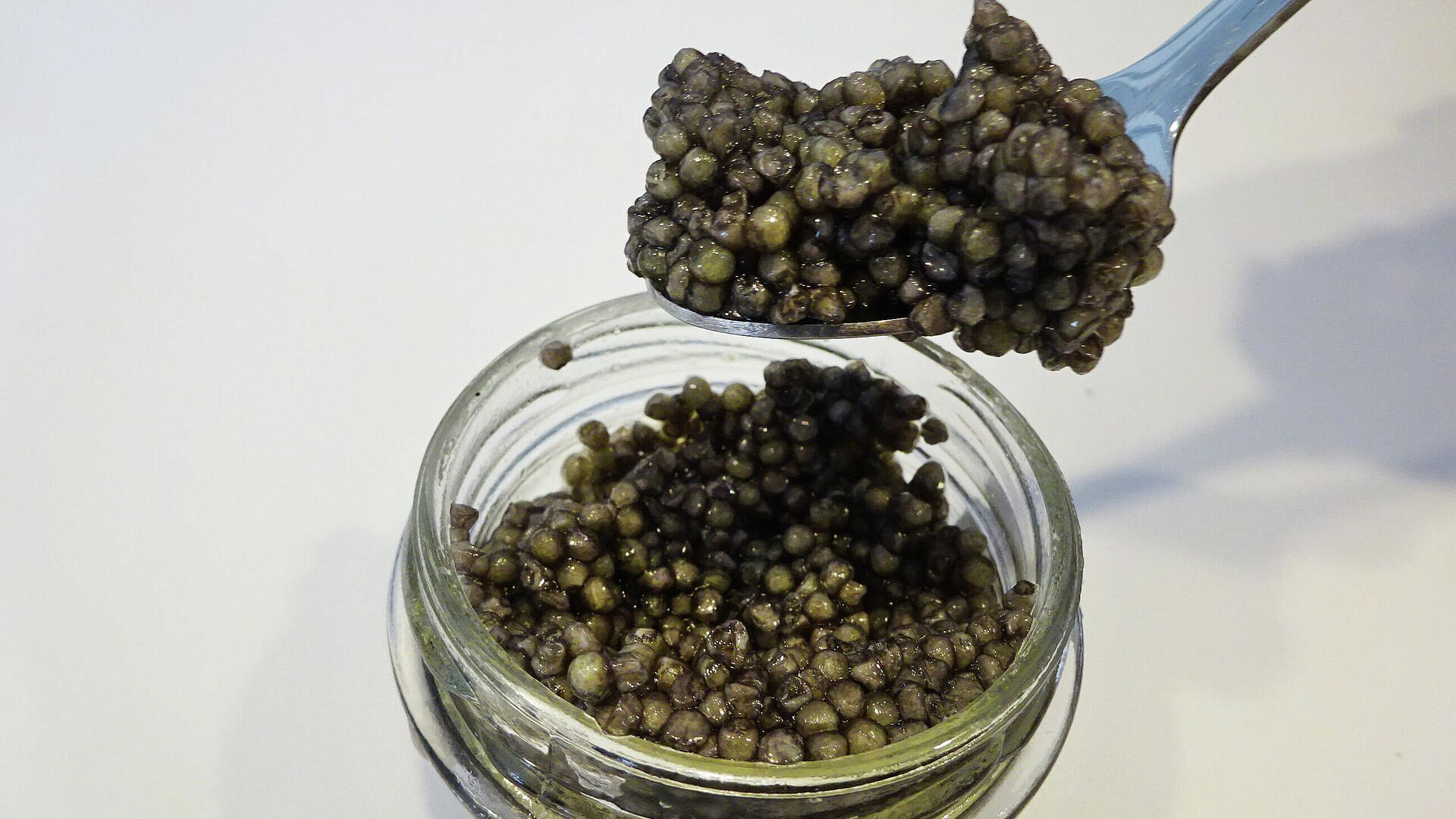 В Москве пресекли сбыт нелегальной черной осетровой икры