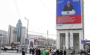 Послание Путина и его ключевые цитаты транслировались на улицах Москвы