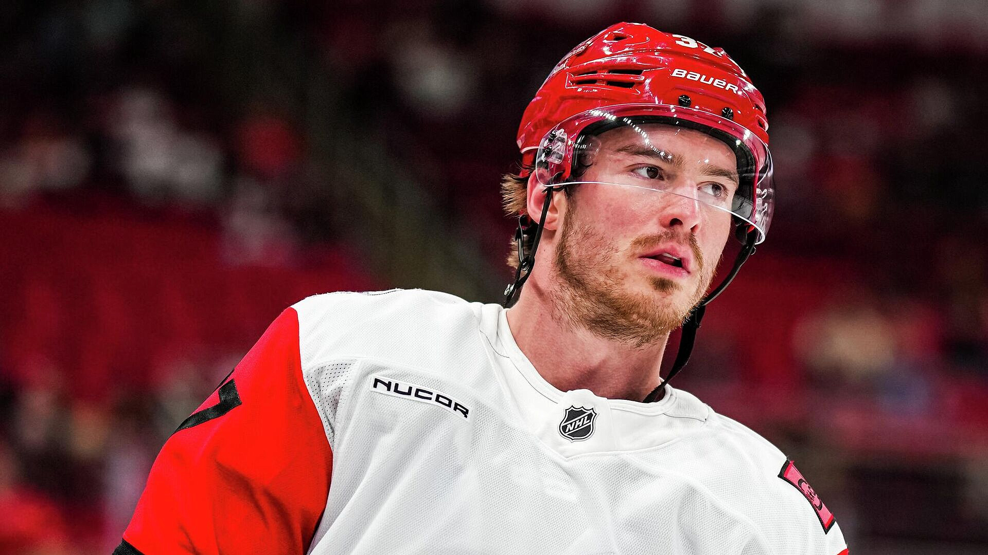 Шайба и передача Свечникова помогли "Каролине" обыграть "Бостон" в НХЛ