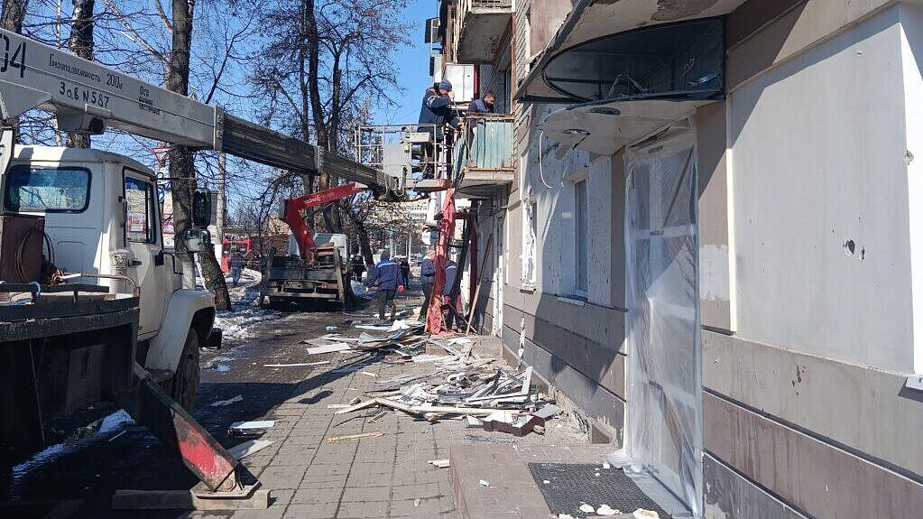 В Брянске строители восстанавливают окна после ракетной атаки ВСУ