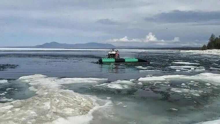 На борту перевернувшейся на Байкале аэролодки находились 14 человек