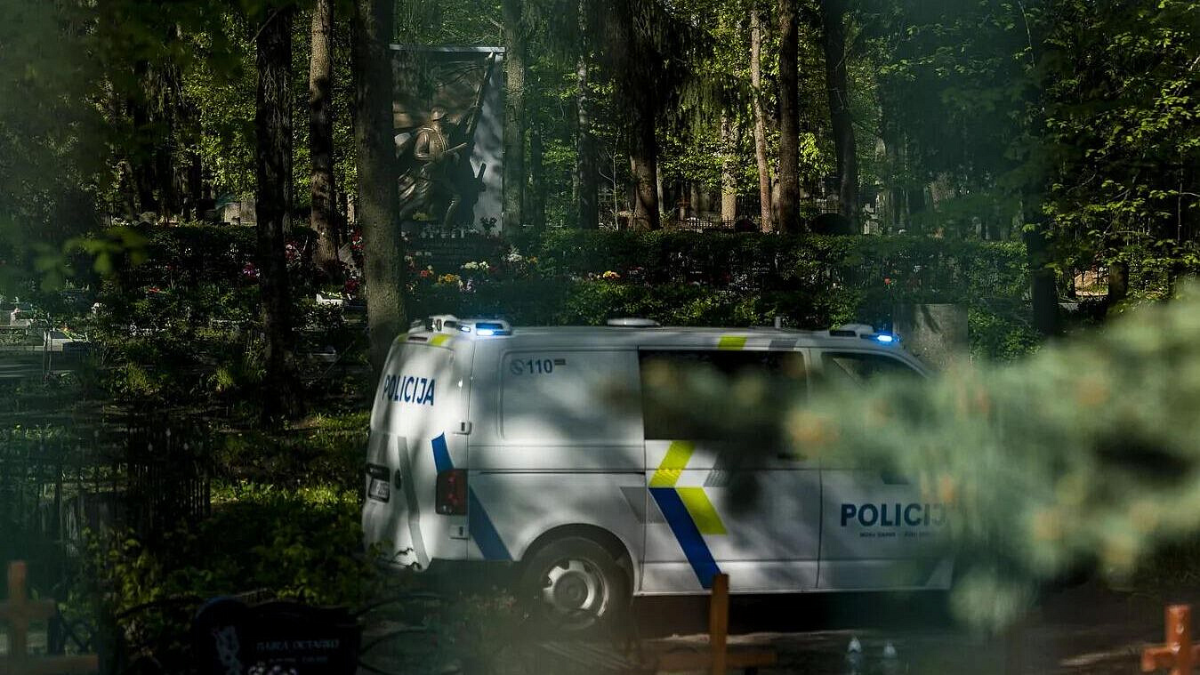 Полиция Латвии фиксирует на видео тех, кто чтит память погибших воинов ВОВ