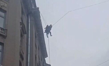 В Петербурге спасли рабочего, повисшего на проводах