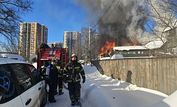 В Подмосковье загорелись два частных жилых дома