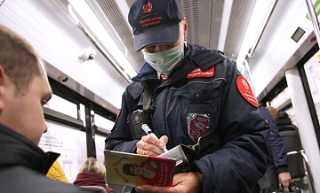 В Москве безбилетник ударил по лицу инспектора в автобусе