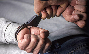 Жителя Омска, похитившего трех наркоторговцев, отправили под арест