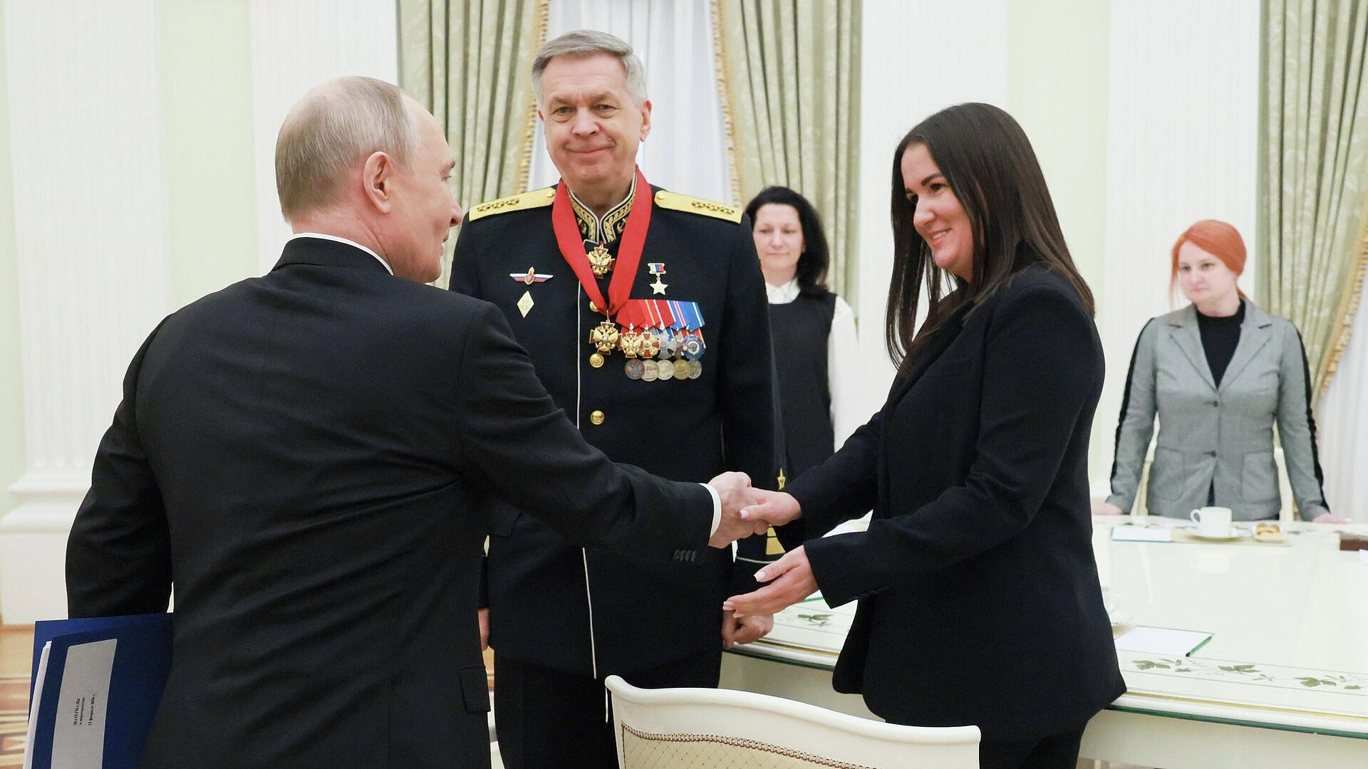 Путин предложил обсудить дополнительные меры поддержки для воспитания детей