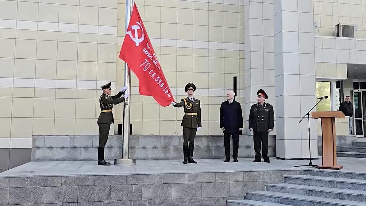 В посольстве России в Минске подняли Знамя Победы