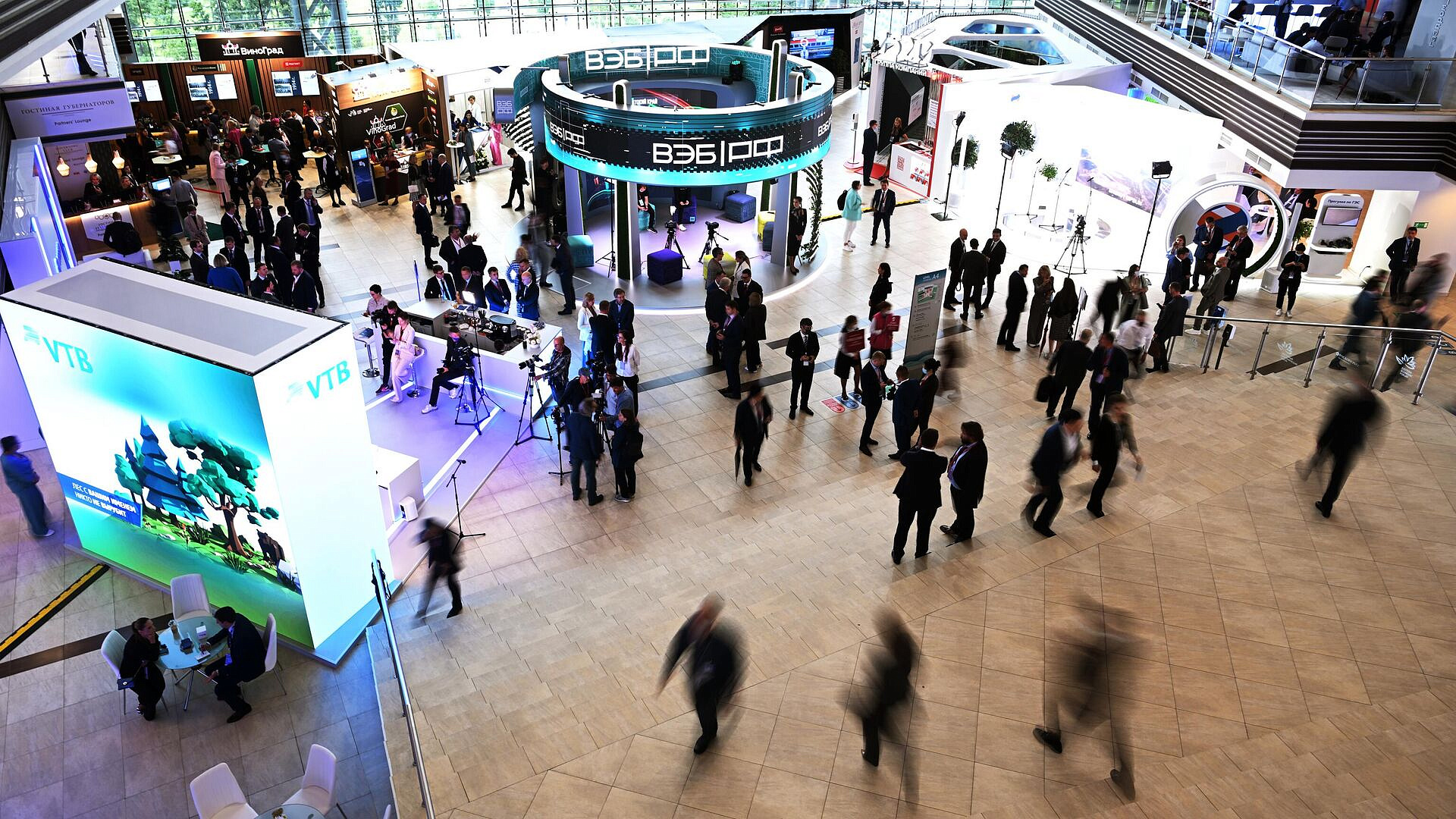 Робот "Кибер Гоша" приветствует гостей павильона Амурской области на ВЭФ