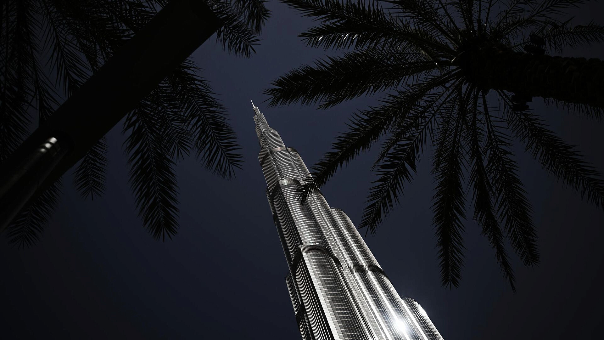 СМИ: иранский БПЛА пролетел рядом с "Бурдж-Халифой" и взорвался