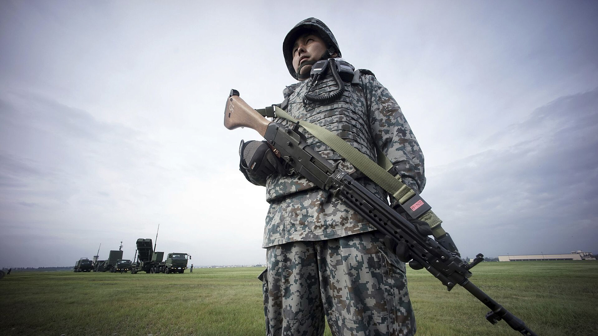 На месте крушения японских военных вертолетов обнаружили бортовые самописцы