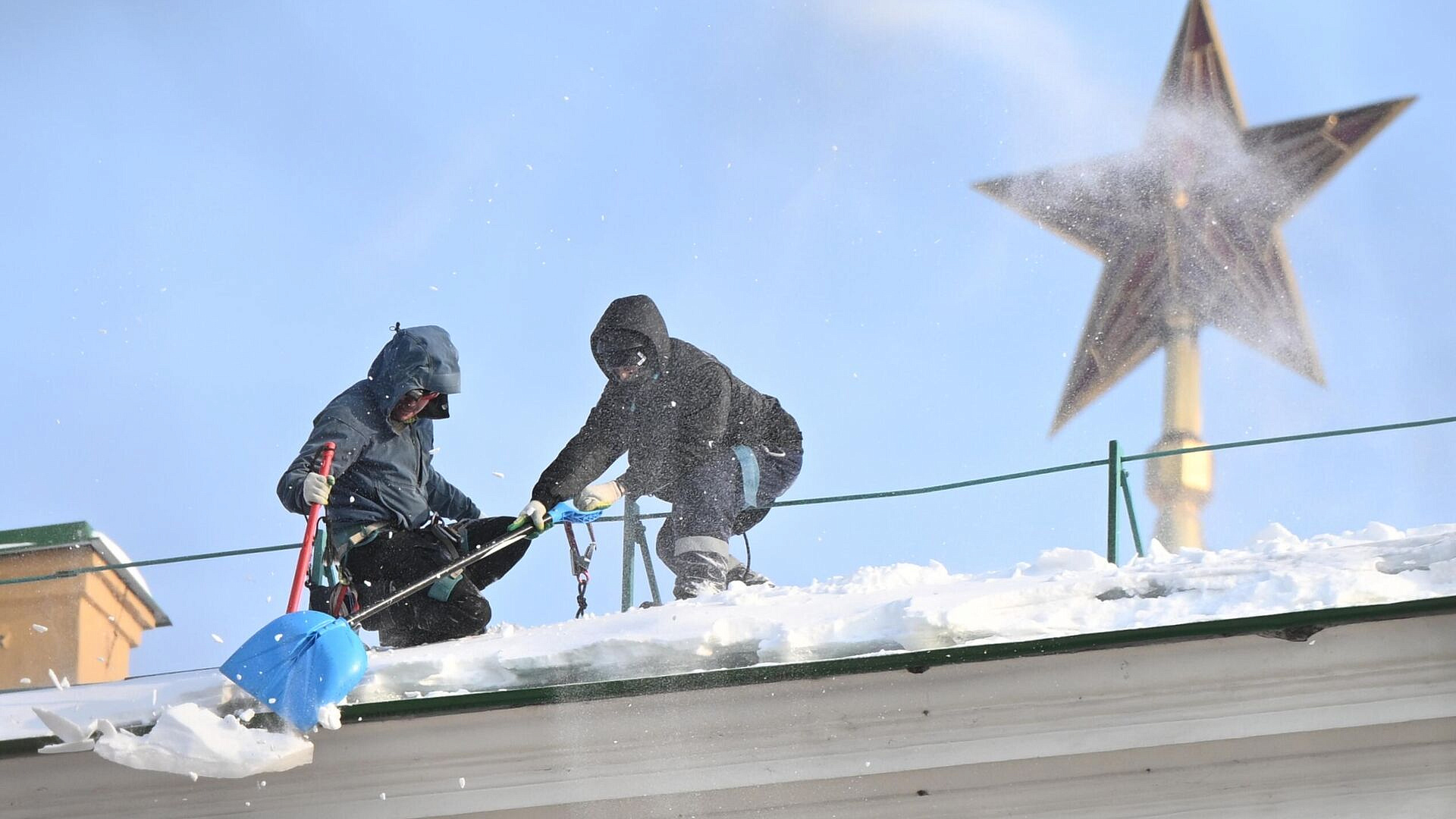 Юрист ответил на вопрос, можно ли самому убирать снег с крыши