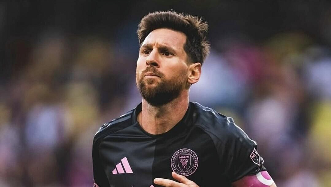 Фанаты повалили Месси на поле во время матча с "Индепендьенте дель Валье"