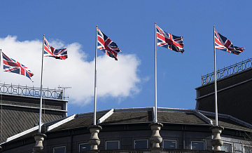 СМИ: Британия приостановила исследования с блокаторами полового созревания