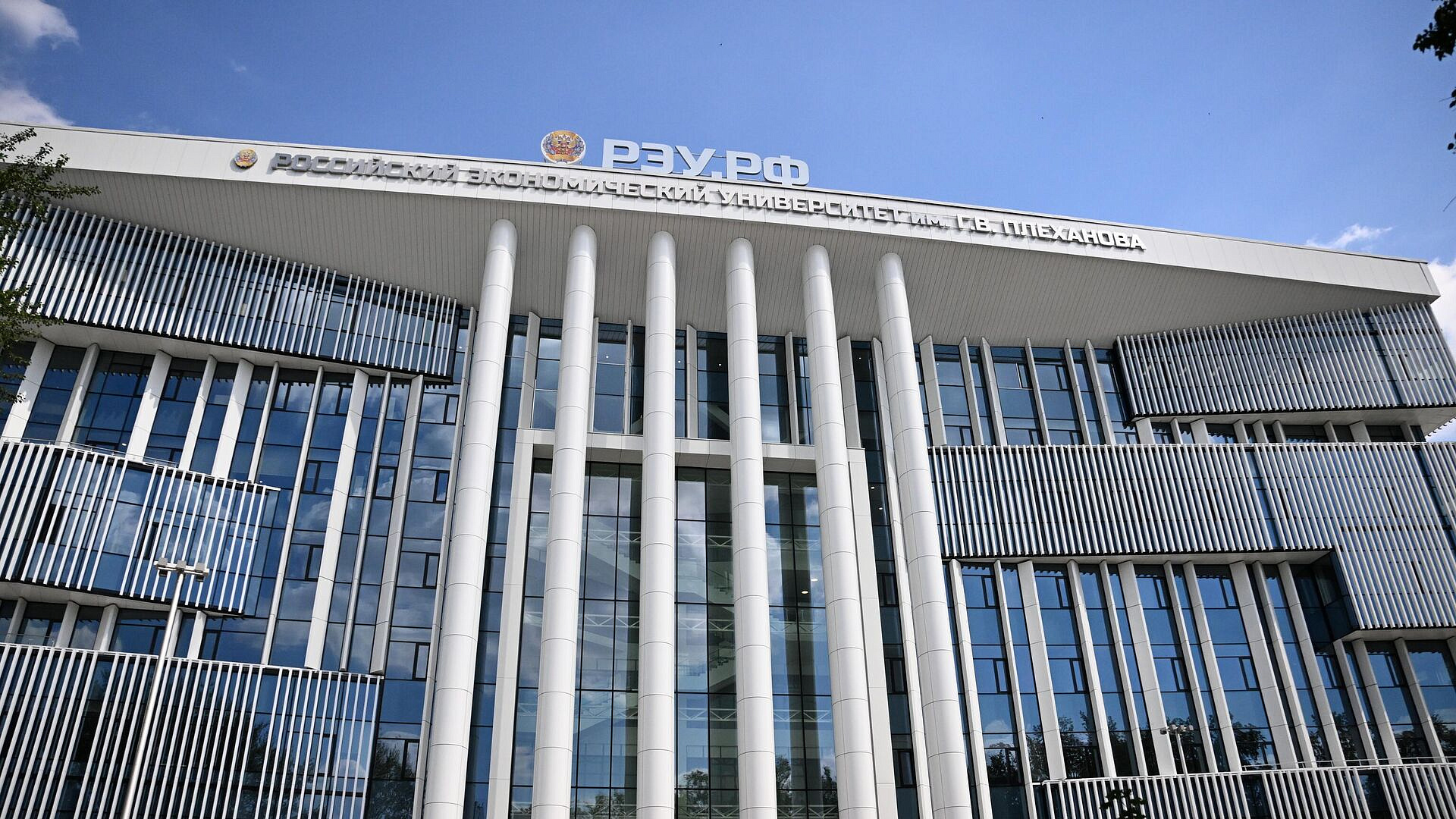 В здании РЭУ имени Плеханова частично обрушился потолок