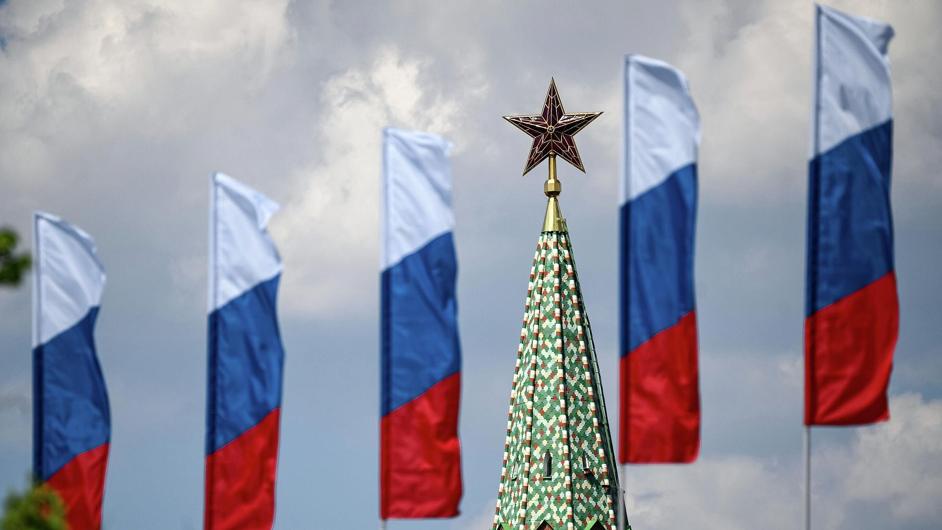 Ветераны СВО назвали флаг России символом победы и единства