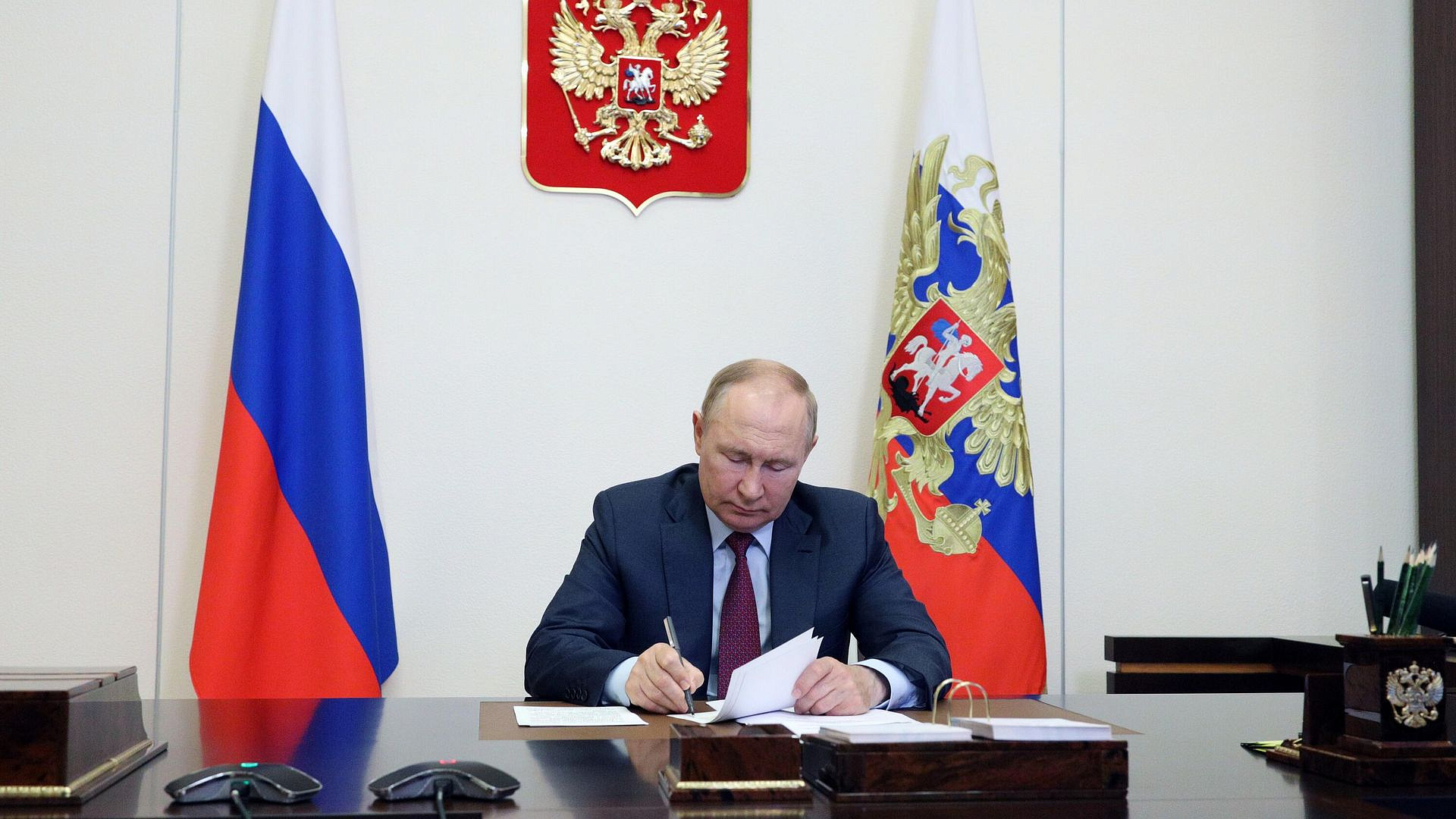 Путин подписал закон об упрощенной регистрации машин в новых регионах
