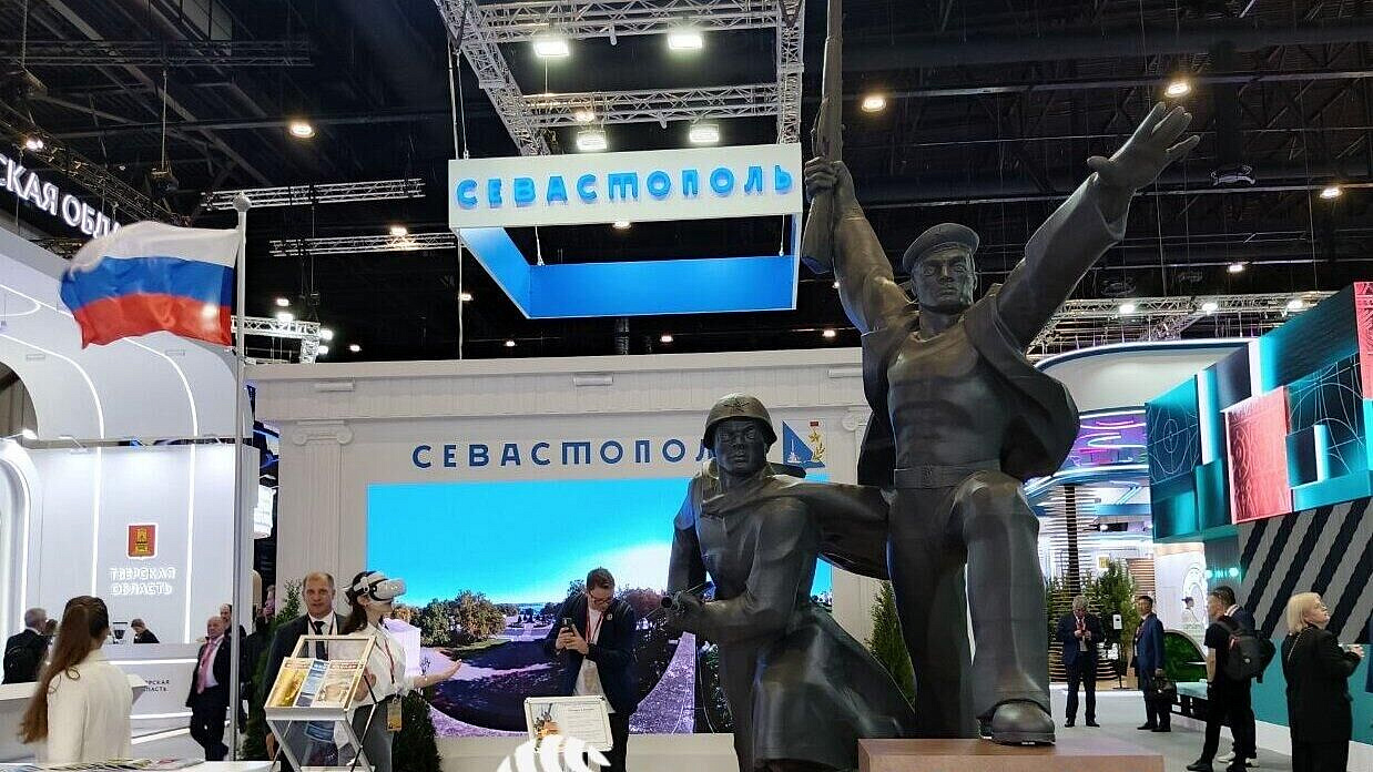 На стенде Севастополя на ПМЭФ представили макет памятника "Солдат и матрос"