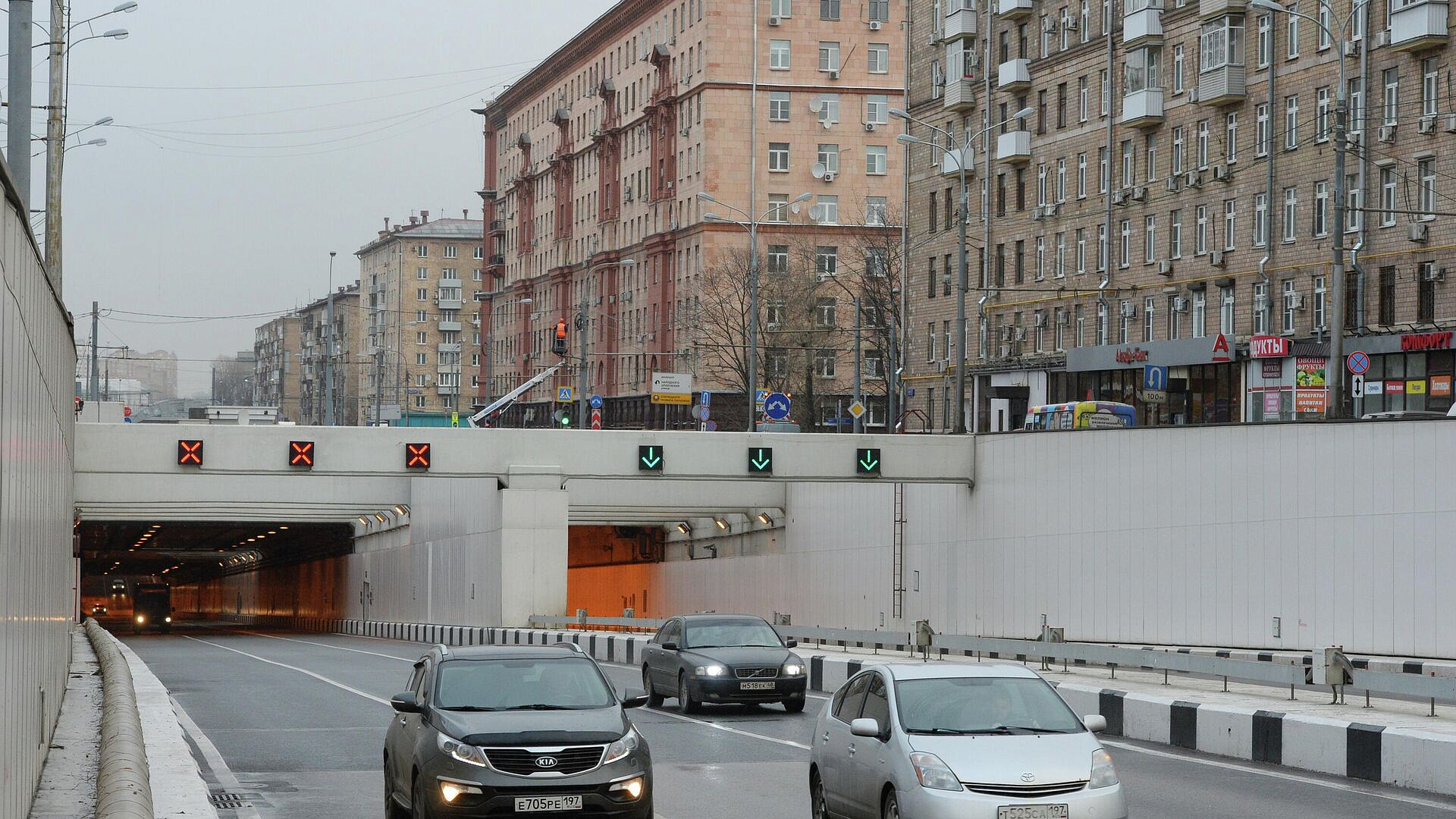 Автолюбители в Москве могут переобуваться на летнюю резину, заявил Минтранс