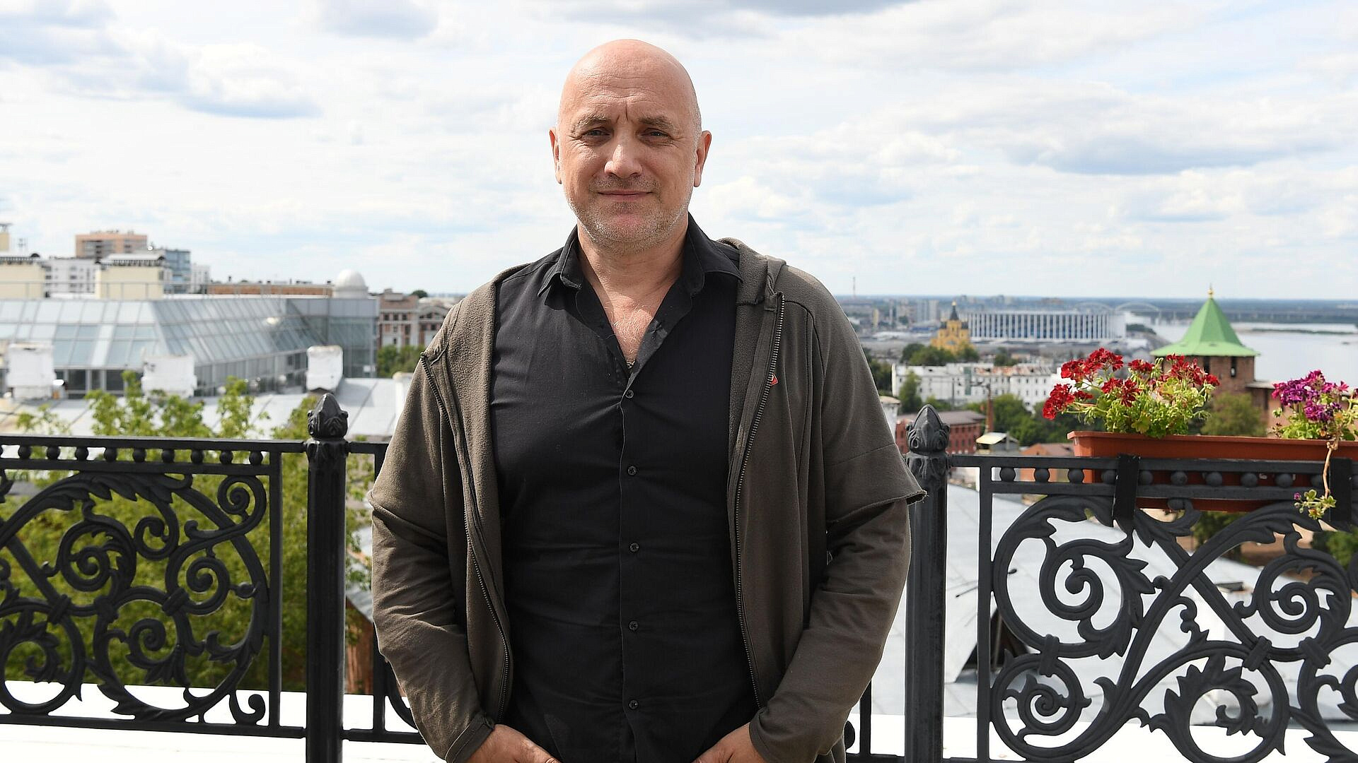 Прилепин сообщил об окончании военного контракта у его сына