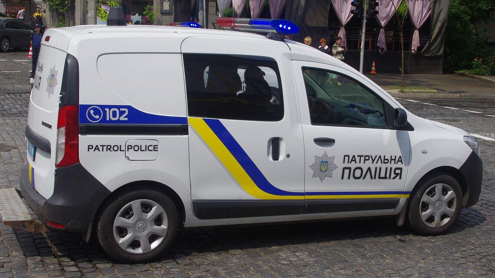 Девушка в Луцке, спасая мужчину от ТЦК, вцепилась в автобус, но сорвалась