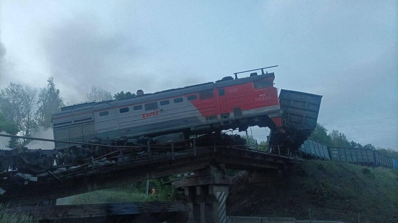В Курской области под грузовым поездом обрушился мост
