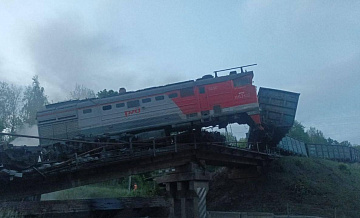 В Курской области под грузовым поездом обрушился мост
