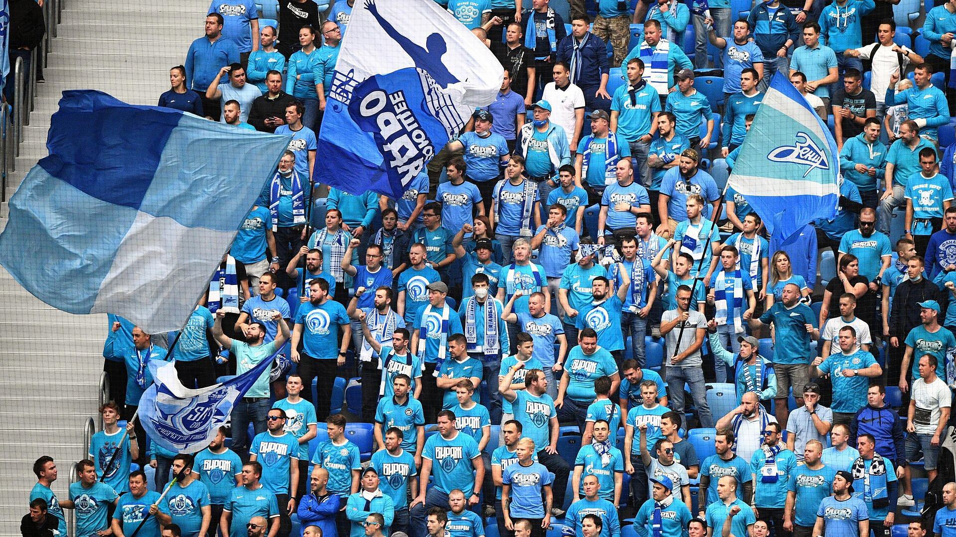 Двум фанатам запретили посещать футбол за бросание бутылок в матче "Зенита"