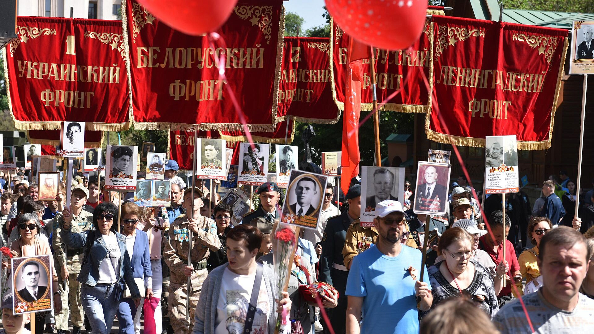 В Алма-Ате прошло шествие "Поклонимся героям"