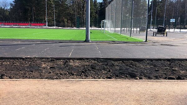 В Кирове выясняют, почему дорожку на спортплощадке уложили не той стороной