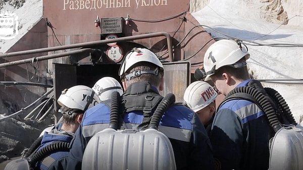 Семьи десяти горняков с рудника "Пионер" прибыли в Амурскую область