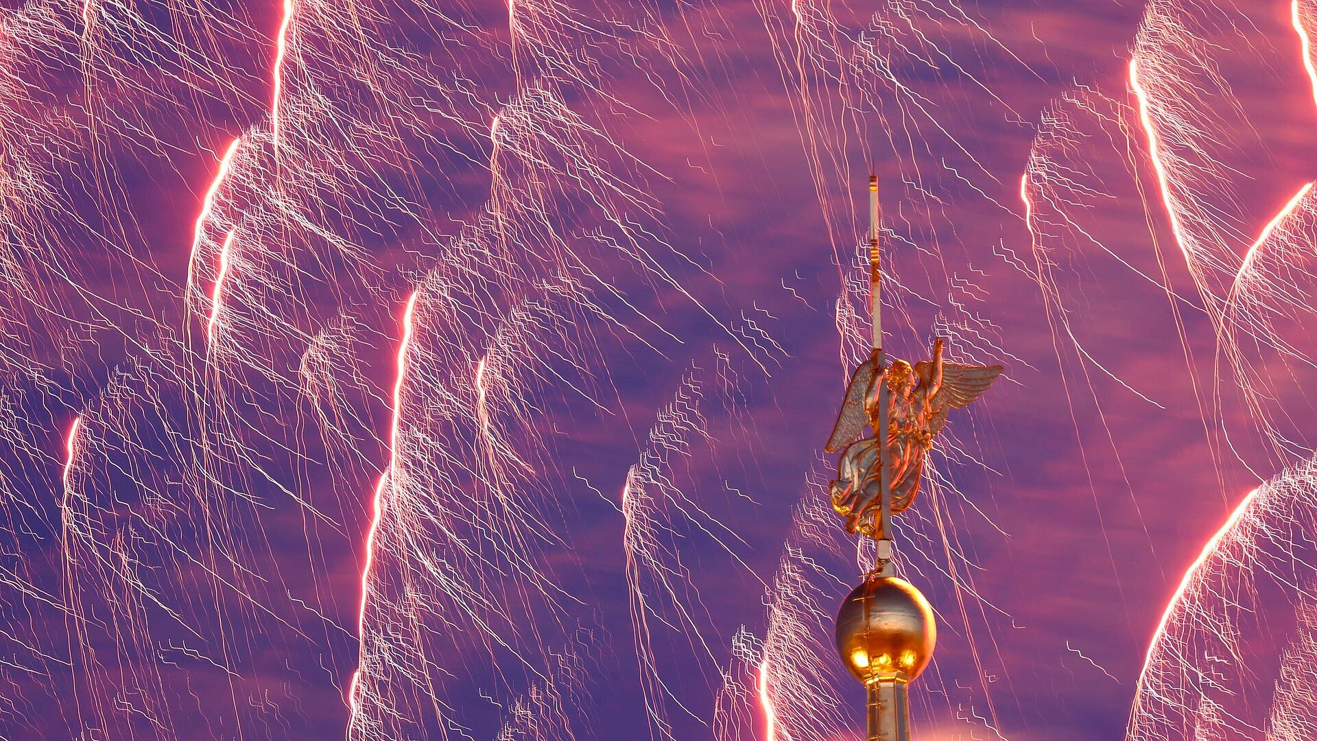 В Петербурге прогремел салют в честь Дня защитника Отечества