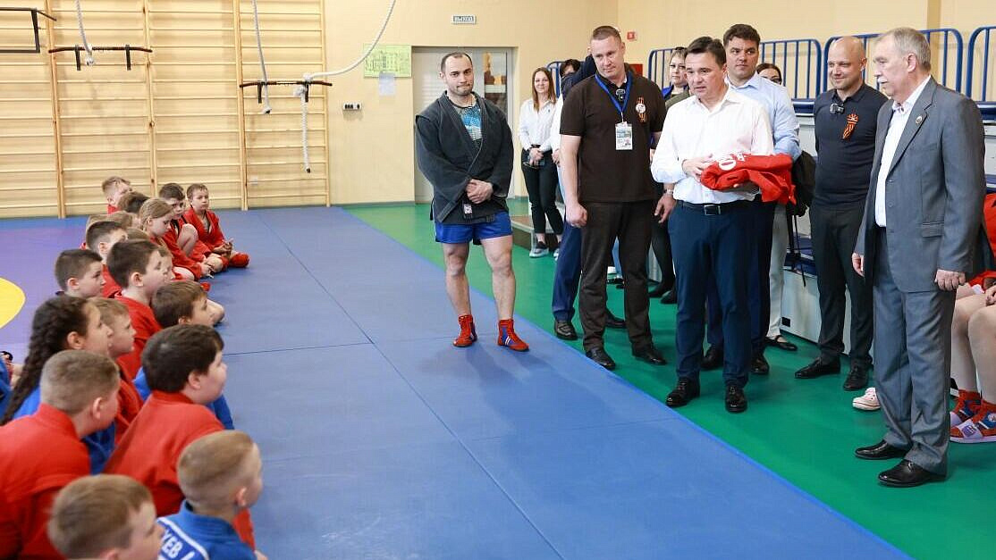 Воробьев поговорил со спортсменами и тренерами в ФОК "Арсенал" в Можайске
