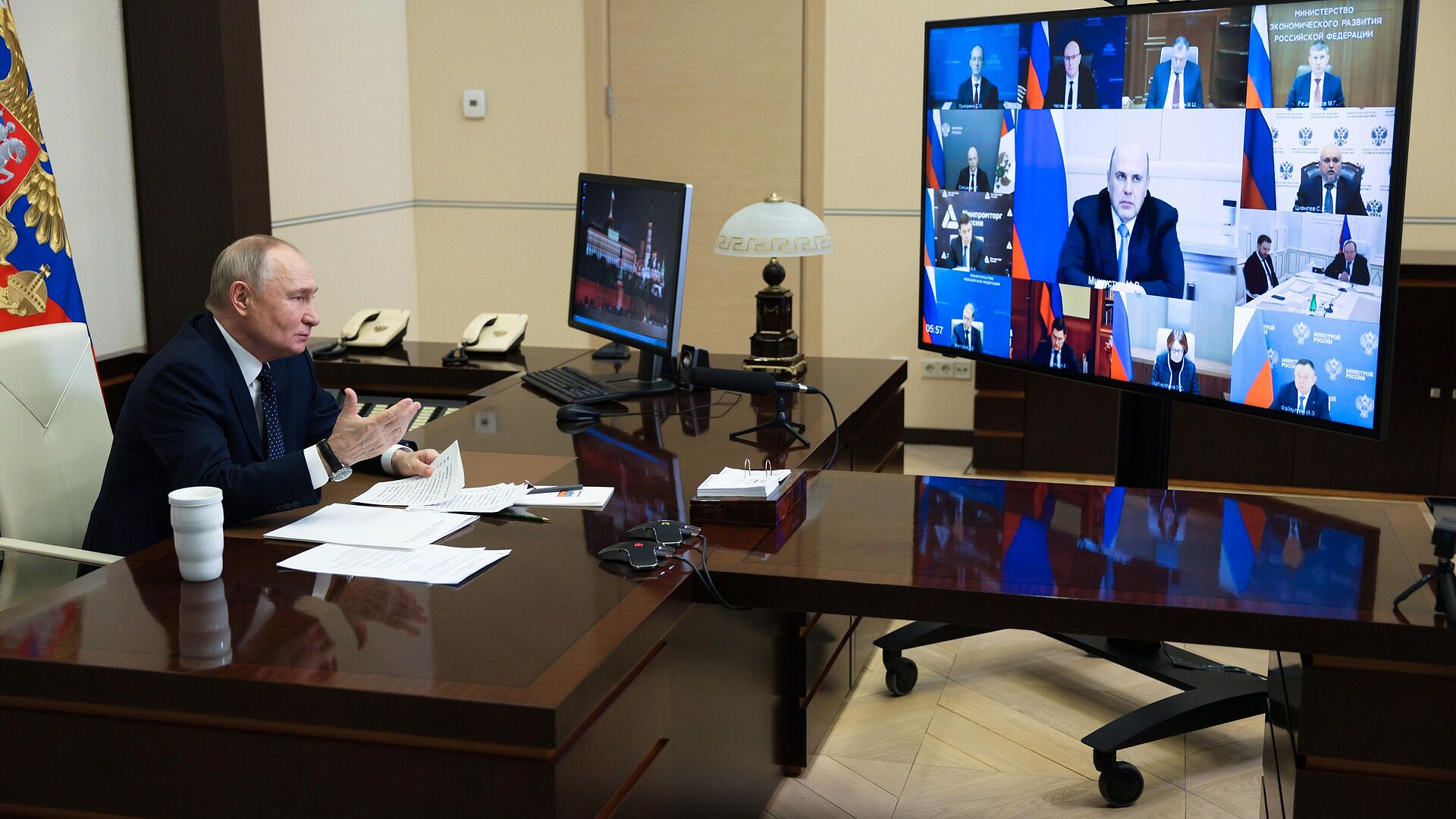 Путин ждет от правительства программу действий по развитию экономики