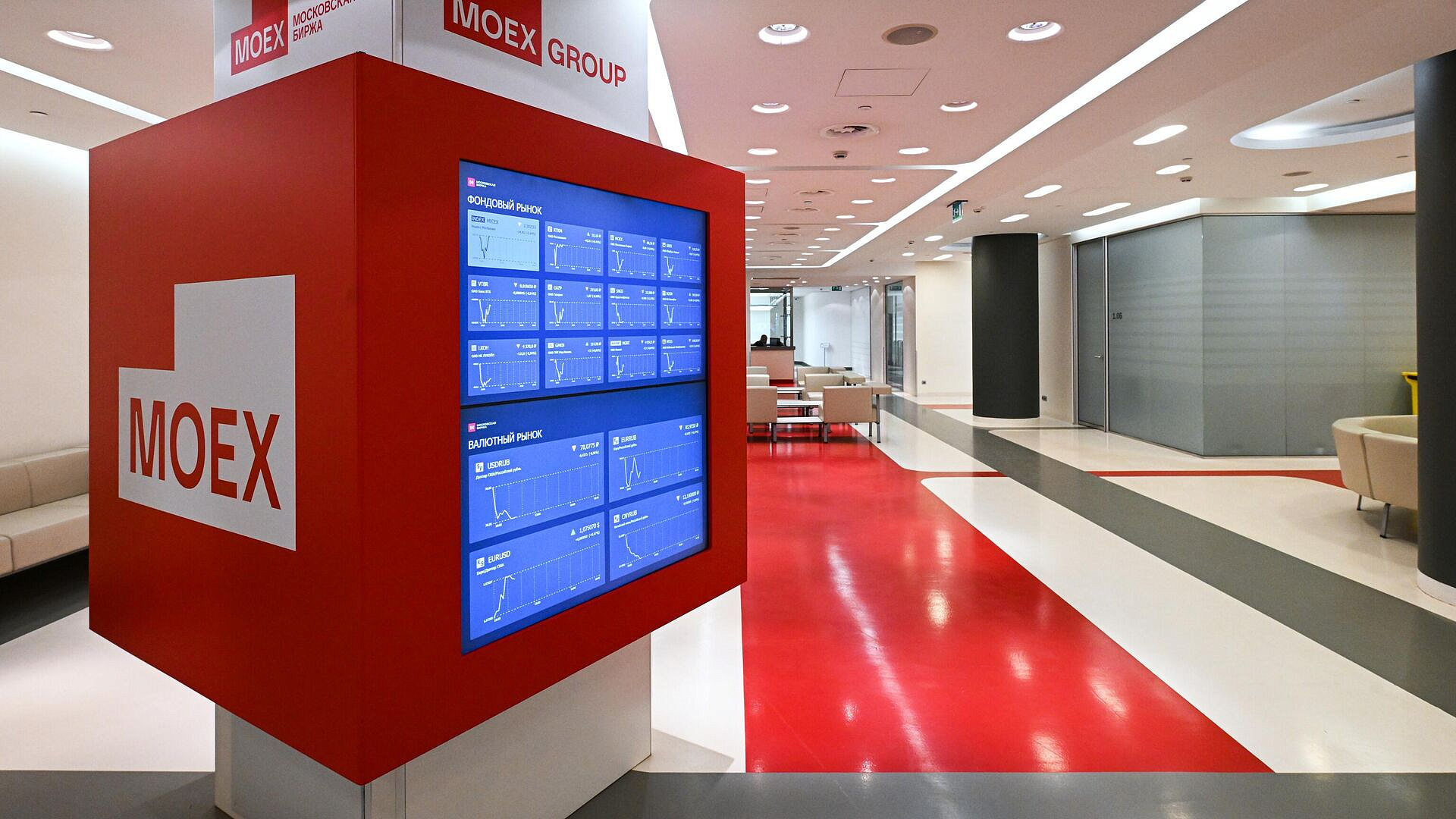 Мосбиржа возобновила торги на фондовом рынке