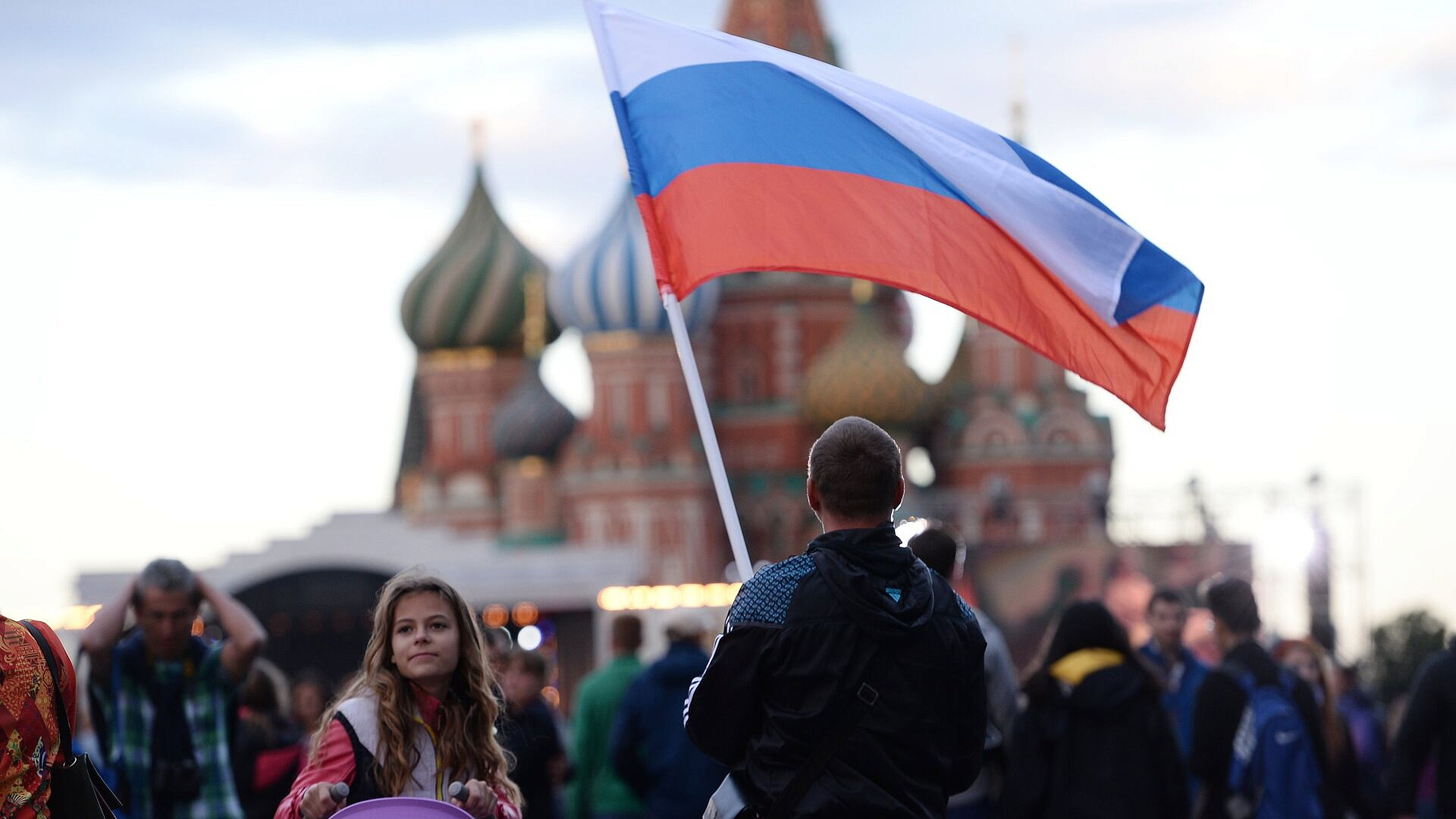 В Москве волонтеры раздают ленты-триколор в честь Дня России