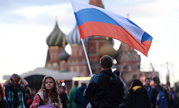 В Москве волонтеры раздают ленты-триколор в честь Дня России