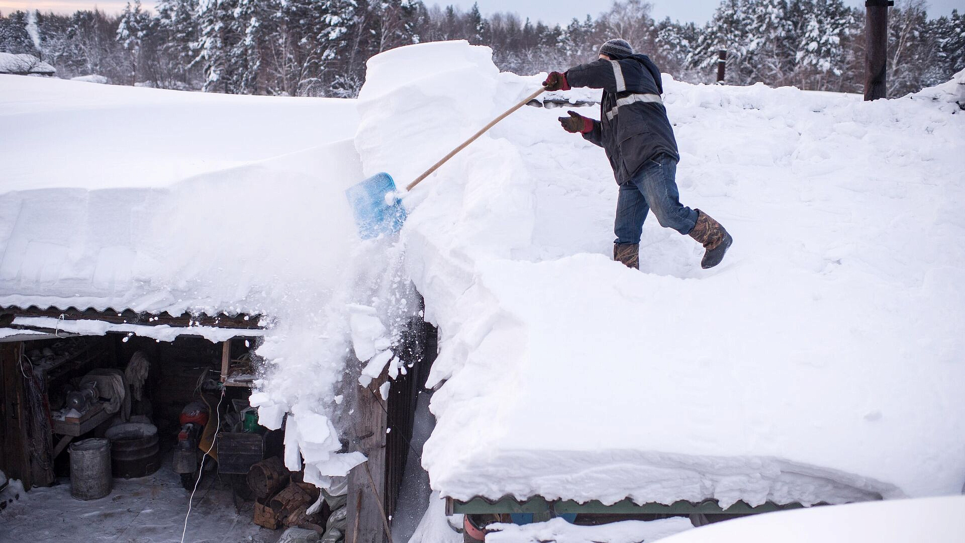В Истре и Электростали обрушились кровли двух домов из-за снега
