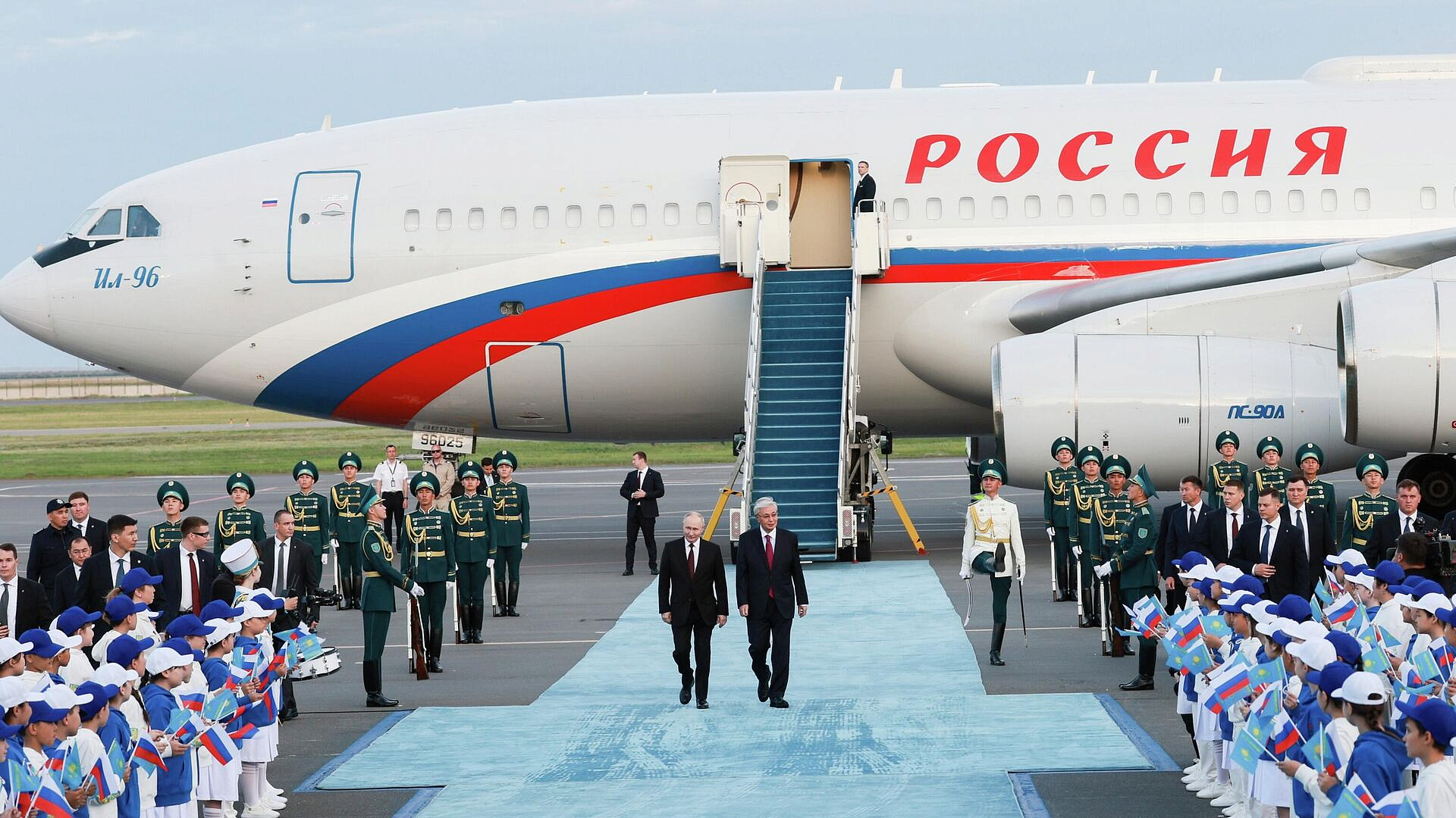 Кортеж Путина перед церемонией в Астане сопровождали мотоциклисты