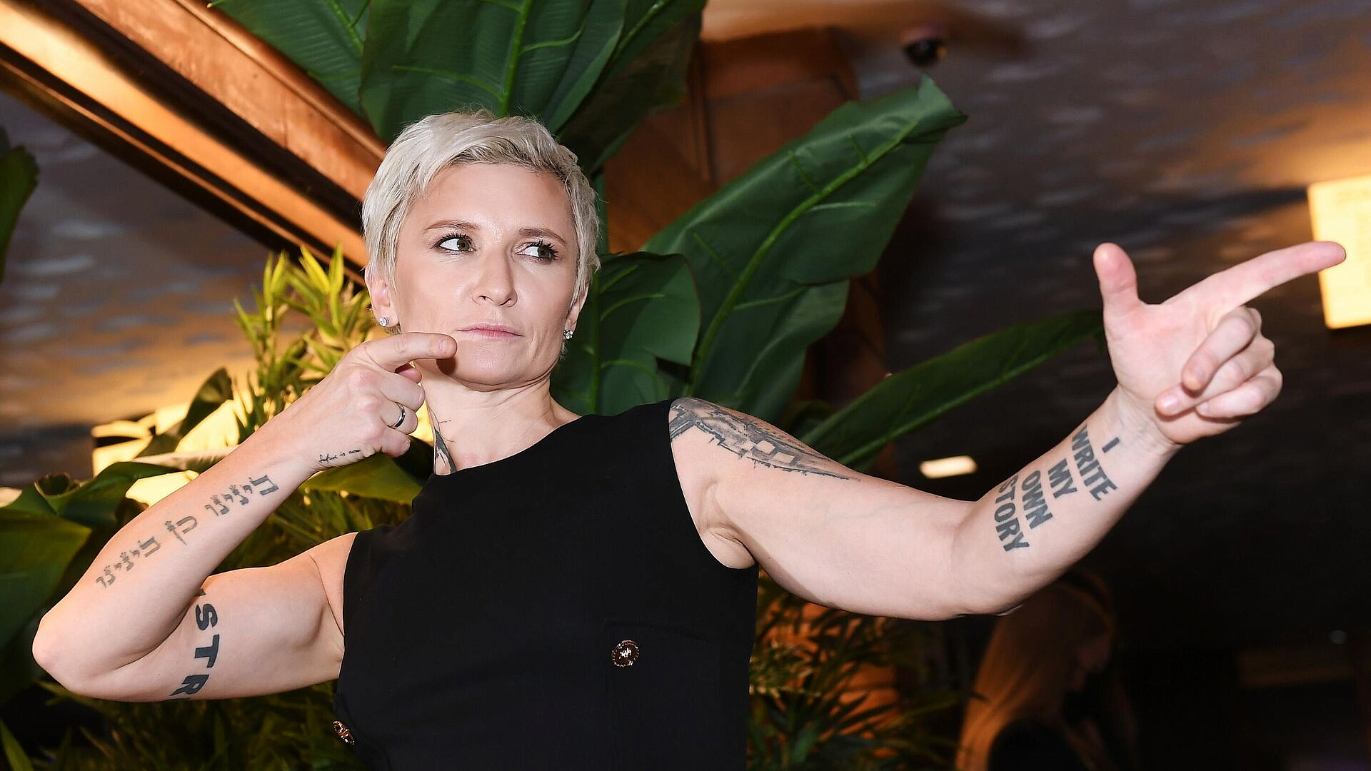 Певица Арбенина упала с балкона во время концерта в Петербурге