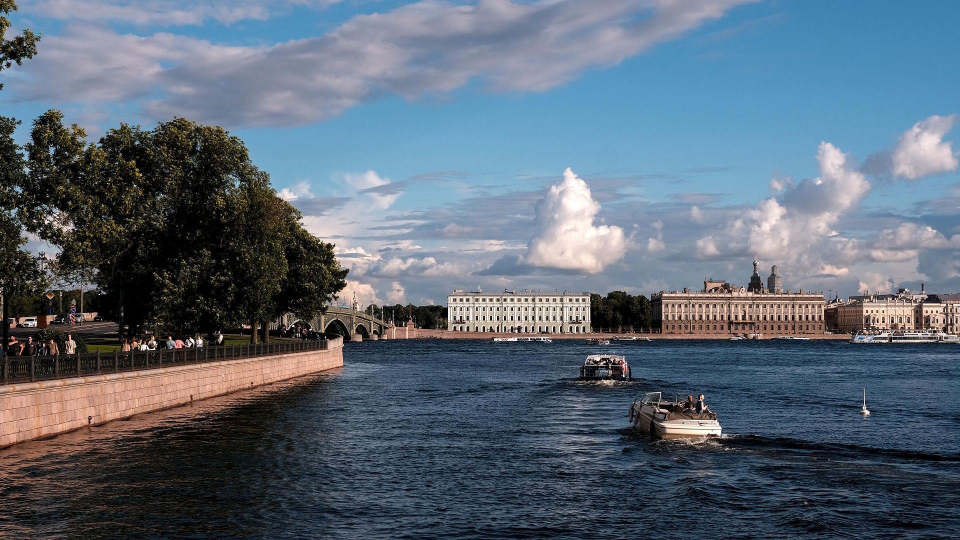 В Петербурге в реке столкнулись два судна