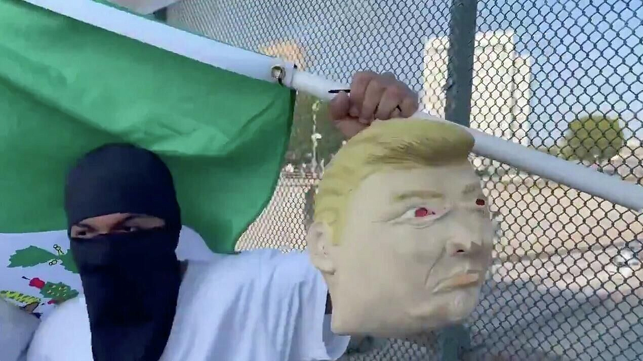 СМИ обратили внимание на пугающую деталь на кадрах с протестующими в США